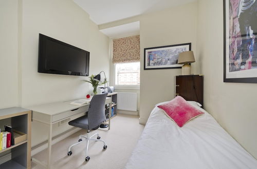 Photo 21 - Beautiful Spacious Open-planned 3 Bedroom Apartment in Earls Court