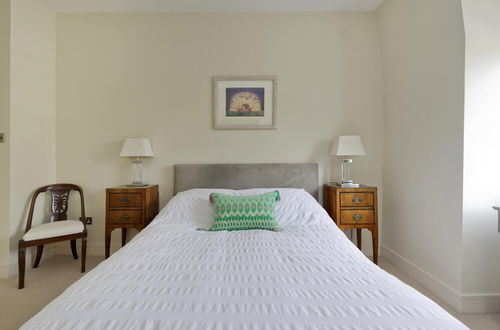 Foto 17 - Beautiful Spacious Open-planned 3 Bedroom Apartment in Earls Court