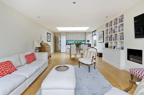 Photo 9 - Beautiful Spacious Open-planned 3 Bedroom Apartment in Earls Court