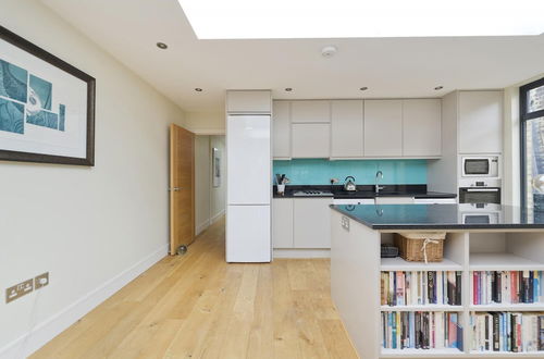 Photo 13 - Beautiful Spacious Open-planned 3 Bedroom Apartment in Earls Court