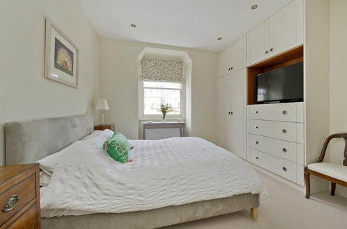 Photo 16 - Beautiful Spacious Open-planned 3 Bedroom Apartment in Earls Court