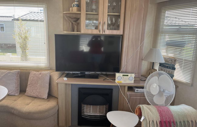 Pets Stay Free 2 Bedroom Caravan at Heacham Beach - Photo 16