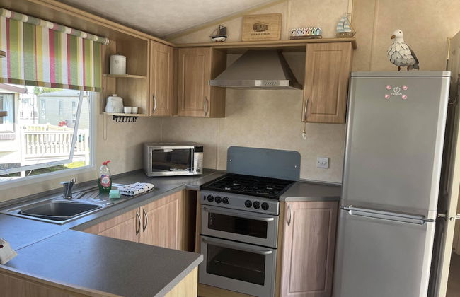 Pets Stay Free 2 Bedroom Caravan at Heacham Beach - Photo 5