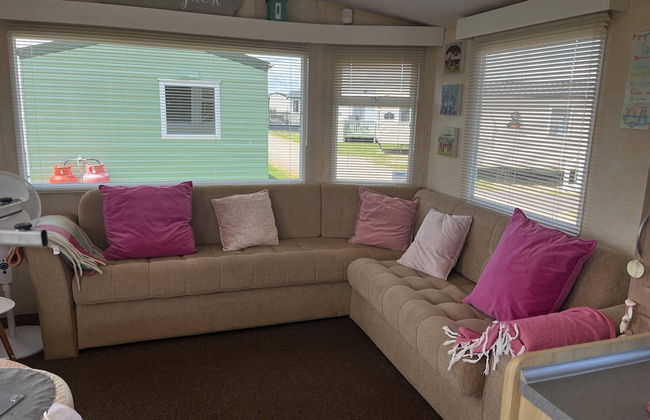Pets Stay Free 2 Bedroom Caravan at Heacham Beach - Photo 6