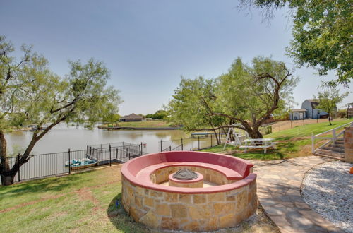 Foto 32 - Waterfront Granbury Lake Retreat w/ Deck & Dock