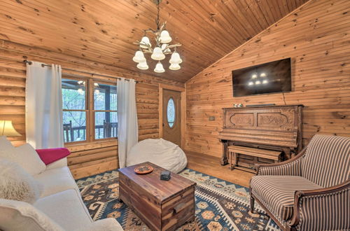 Foto 26 - Cozy Blue Ridge Mountain Cabin on 18 Acre Lot