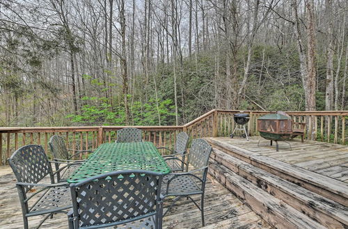 Foto 16 - Cozy Blue Ridge Mountain Cabin on 18 Acre Lot