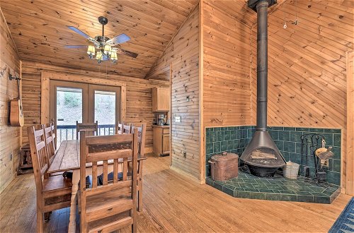 Foto 8 - Cozy Blue Ridge Mountain Cabin on 18 Acre Lot