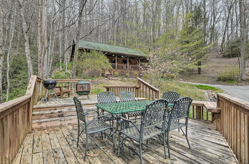 Foto 12 - Cozy Blue Ridge Mountain Cabin on 18 Acre Lot