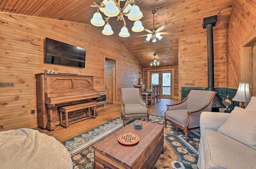 Foto 20 - Cozy Blue Ridge Mountain Cabin on 18 Acre Lot