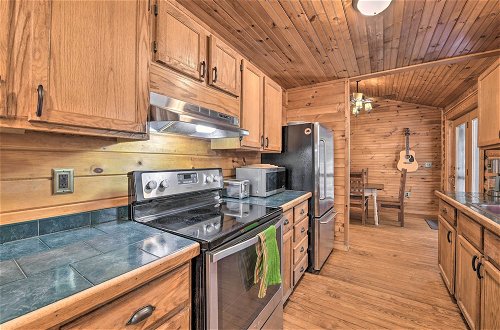 Foto 41 - Cozy Blue Ridge Mountain Cabin on 18 Acre Lot
