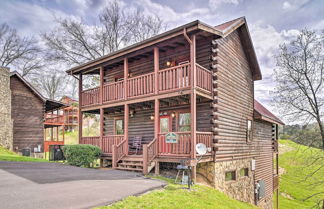 Foto 1 - Mountain Pool Lodge Sevierville Cabin w/ Hot Tub