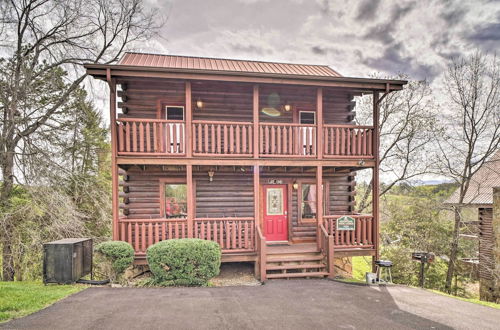 Photo 9 - Mountain Pool Lodge Sevierville Cabin w/ Hot Tub