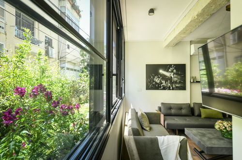 Photo 18 - Sophisticated Tel Aviv Retreat 1BR Apt