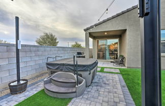 Foto 2 - New-build Glendale Home w/ Hot Tub + Putting Green