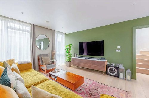 Photo 19 - Chic 2BD Flat With Roof Terrace - Kilburn