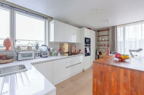 Photo 13 - Chic 2BD Flat With Roof Terrace - Kilburn