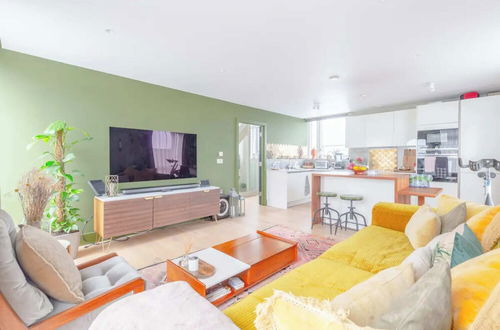 Photo 20 - Chic 2BD Flat With Roof Terrace - Kilburn