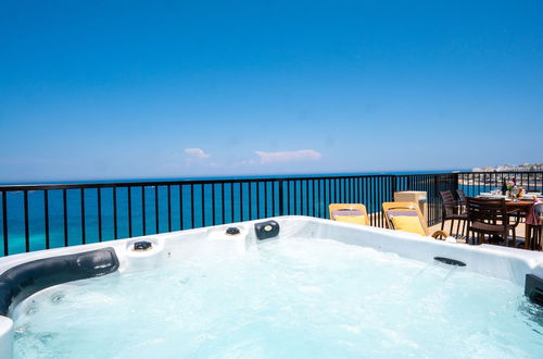 Foto 44 - Islet Seafront Penthouse with Hot tub