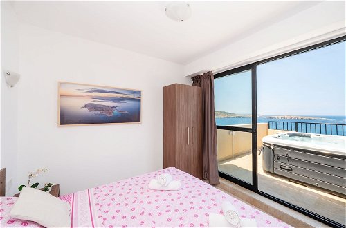 Photo 3 - Islet Seafront Penthouse with Hot tub