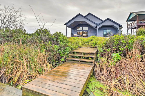 Photo 5 - Modern Ocean Shores Getaway With Dock