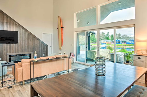 Photo 31 - Modern Ocean Shores Getaway With Dock