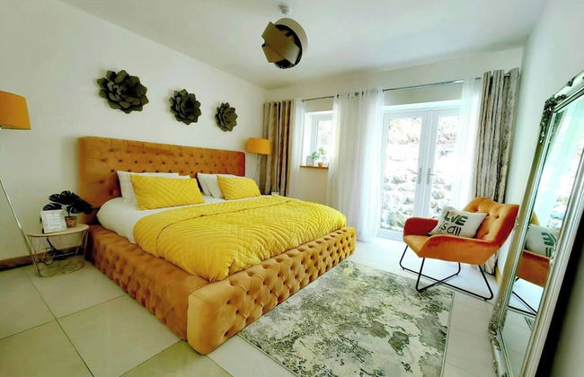 4 Bed Villa Sleeps 8 -private Terrace-free Parking - Foto 1