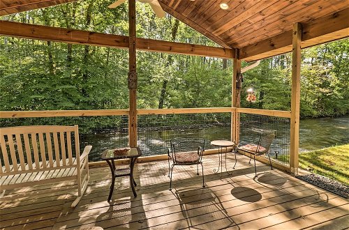 Foto 15 - Waynesville Creekside Cottage: Outdoor Relaxation
