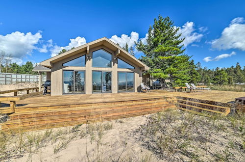 Foto 1 - Lake Huron Home w/ Direct Beach Access