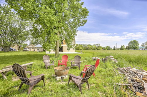 Foto 2 - Historic Ottawa Lake House: Deck, Barn + 96 Acres