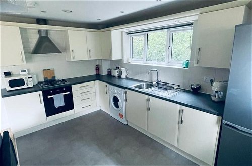 Foto 9 - Stunning 2-bed Apartment in Crawley