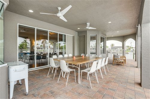Foto 3 - Stunning Cape Coral Home: Private Pool & Boat Dock