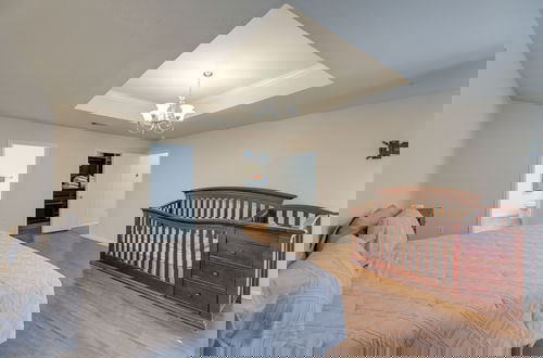 Foto 7 - Elgin Getaway w/ Private Fenced Yard & Playset