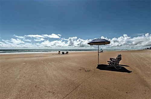 Foto 19 - Oceanfront Resort-style Getaway - Walk to Beach