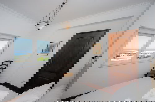 Photo 12 - Sea View Apartment by Rent4all