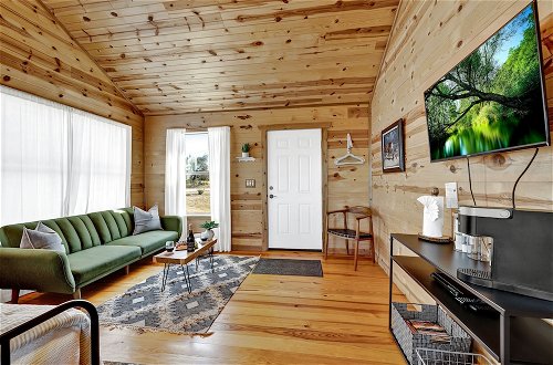 Foto 7 - Rocky Ridge Cedar Cabin With Hot Tub & Amazing Views