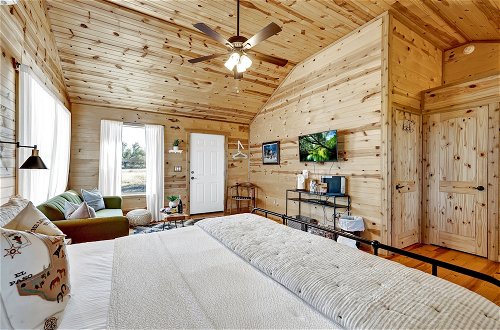 Foto 4 - Rocky Ridge Cedar Cabin With Hot Tub & Amazing Views