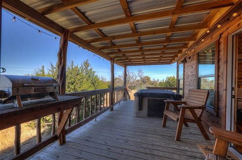 Foto 15 - Rocky Ridge Cedar Cabin With Hot Tub & Amazing Views