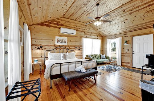 Foto 2 - Rocky Ridge Cedar Cabin With Hot Tub & Amazing Views