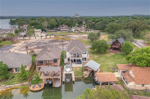 Foto 54 - Stunning Luxury Lake Home With Waterfront & Dock