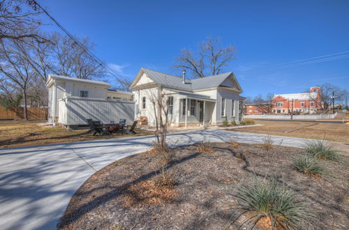 Foto 46 - Gorgeous Home 1 Blk From Main With Hot Tub & Fire Pit