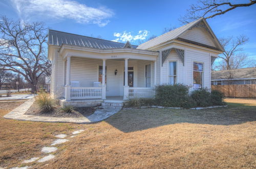 Foto 47 - Gorgeous Home 1 Blk From Main With Hot Tub & Fire Pit