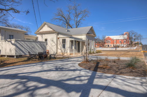 Foto 41 - Gorgeous Home 1 Blk From Main With Hot Tub & Fire Pit