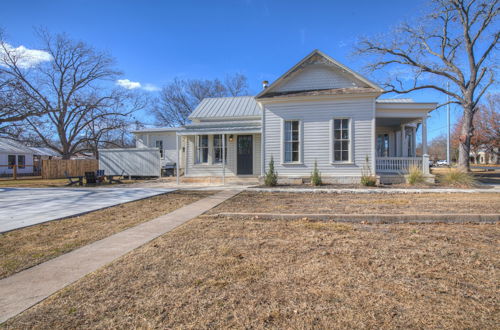 Foto 49 - Gorgeous Home 1 Blk From Main With Hot Tub & Fire Pit