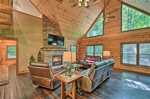 Foto 15 - Sapphire Log Cabin w/ Wraparound Deck + Fire Pit