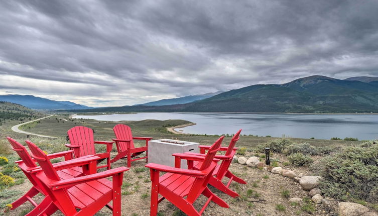 Foto 1 - Breathtaking Lake-view Retreat w/ On-site Hiking