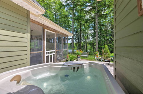 Foto 5 - Waterfront Great Pond Cottage w/ Hot Tub & Deck