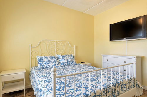 Photo 4 - Charming Family Condo Sleeps 6 Next to Beach