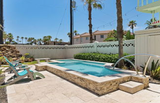 Foto 1 - 3-level Townhome w/ Private Pool & Close to Beach