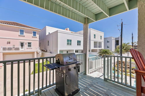 Photo 33 - 3-level Townhome w/ Private Pool & Close to Beach